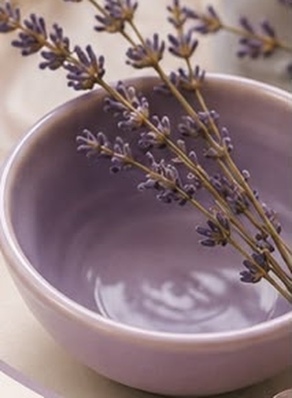 Tigela lilás com lavanda